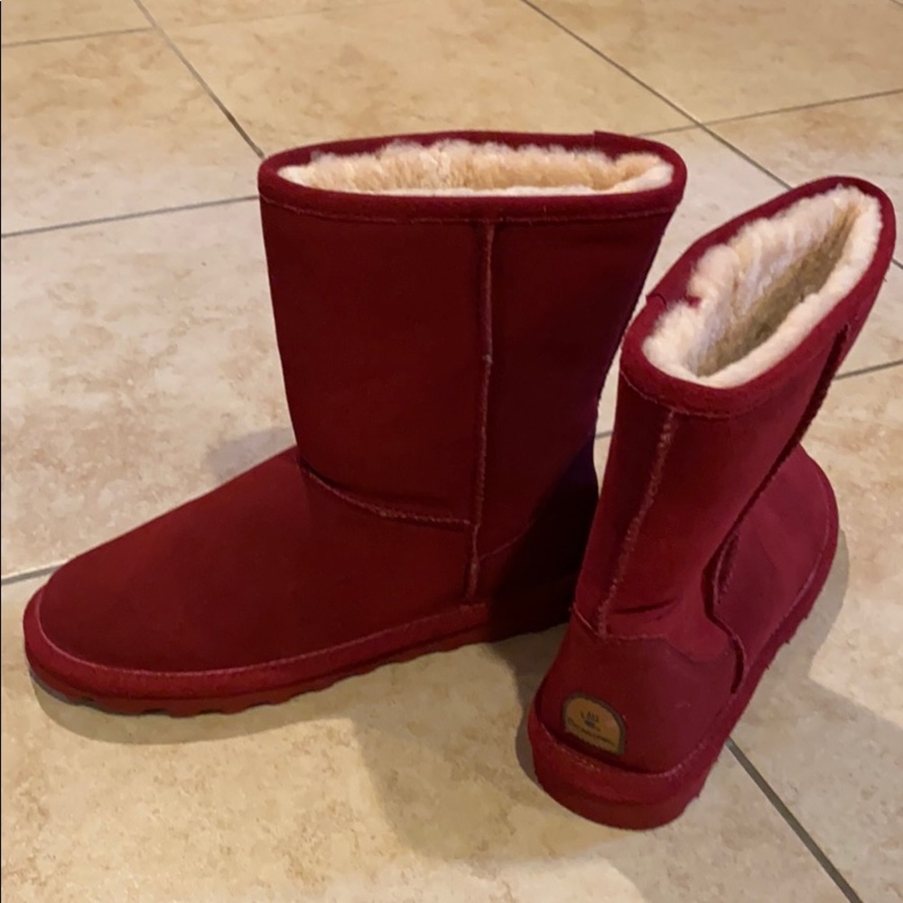 Women’s Bearpaw Elle Short Boot. Size 12
